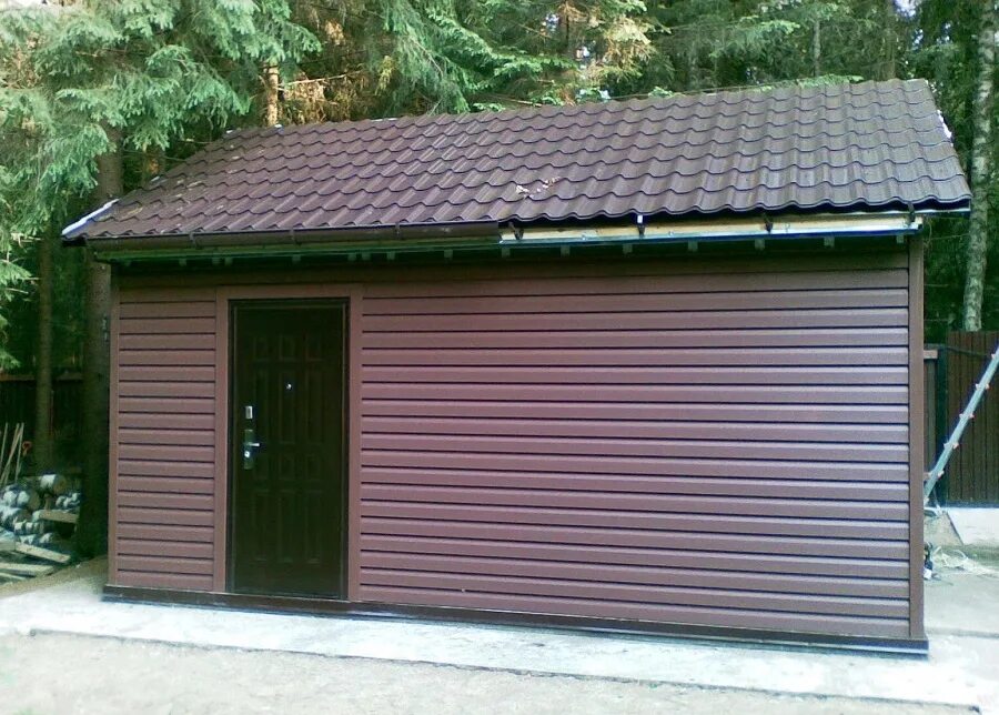 Хозблок из сайдинга. Хозблок обшитый рейками. Сарай из сайдинга. Чем обшить сарай. Зодчий хозблоки и бытовки.