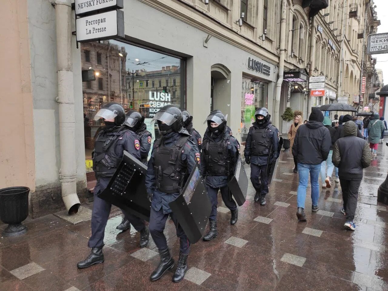 21 Апреля митинг СПБ. ОМОН на Дворцовой. Протесты на Дворцовой площади. Митинг в питере 2024