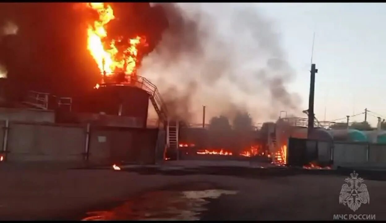 Горит нефтебаза в курском районе. Горящие здания. нефтебаза в курске пожар. тушение пожара. пожар фото.