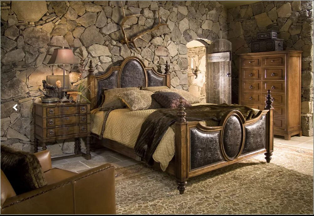 Спальня под старину. Спальня в стиле дерево-камень. Замковый стиль в интерьере. Спальня в замковом стиле.