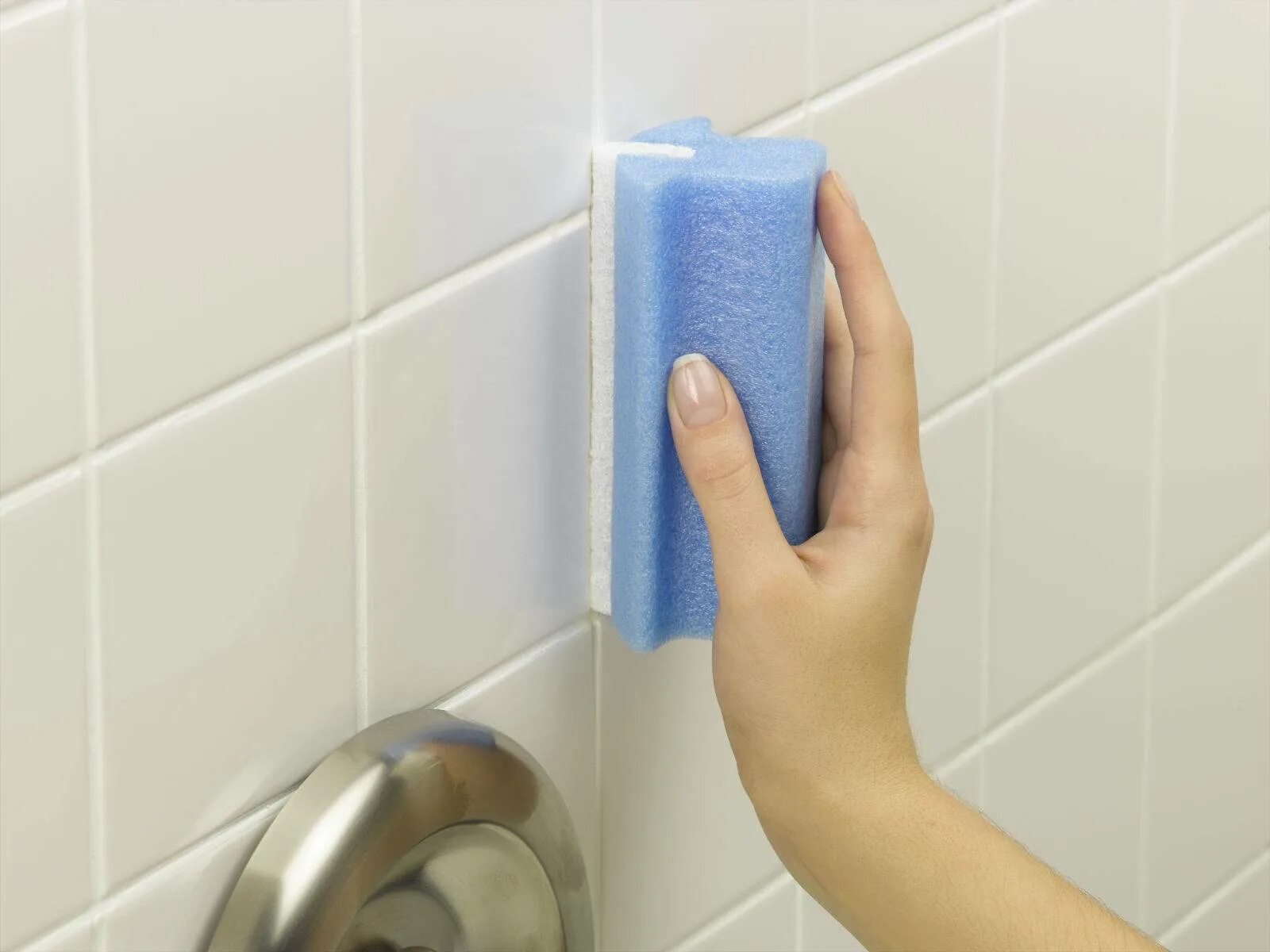 Для очистки швов плитки. Швы между плиткой. Мытье кафельной плитки. Чистка швов в ванной. Для мытья стен в ванной.