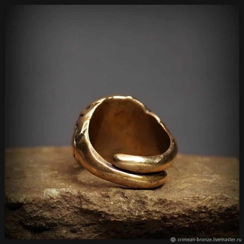 Бронзовое кольцо любовь. Бронзовое кольцо Викинг. Кольцо из бронзы. Бронзовый перстень. Перстень из бронзы.