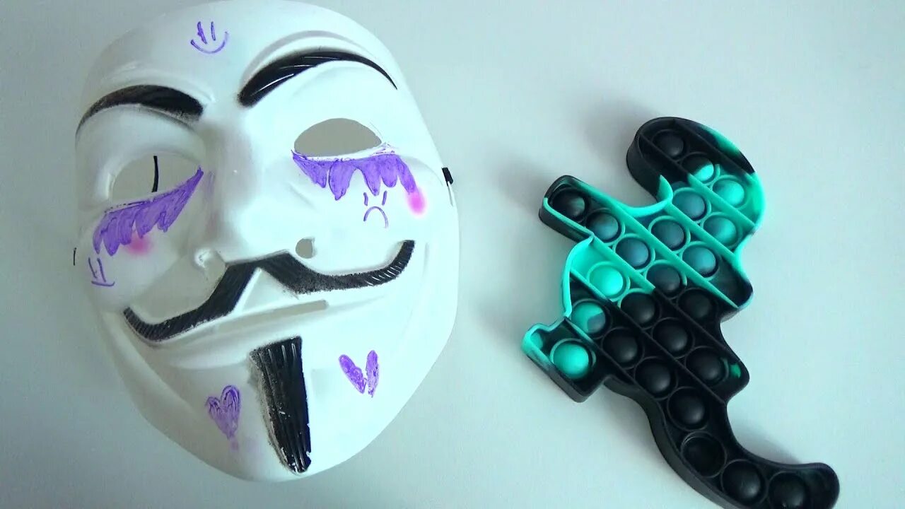 Как можно разукрасить маску для квадробики. Маска антистресс. Как можно разукрасить маску. Как можно украсить маску Анонимуса. Маска поп ИТ антистресс.