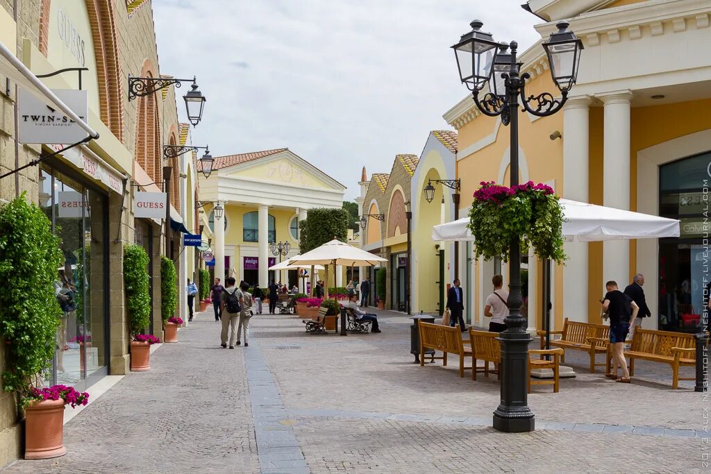 Serravalle outlet. Кастель Романо аутлет. Аутлет Италия Рим. Аутлет Италия Брешия. Серравалле аутлет.