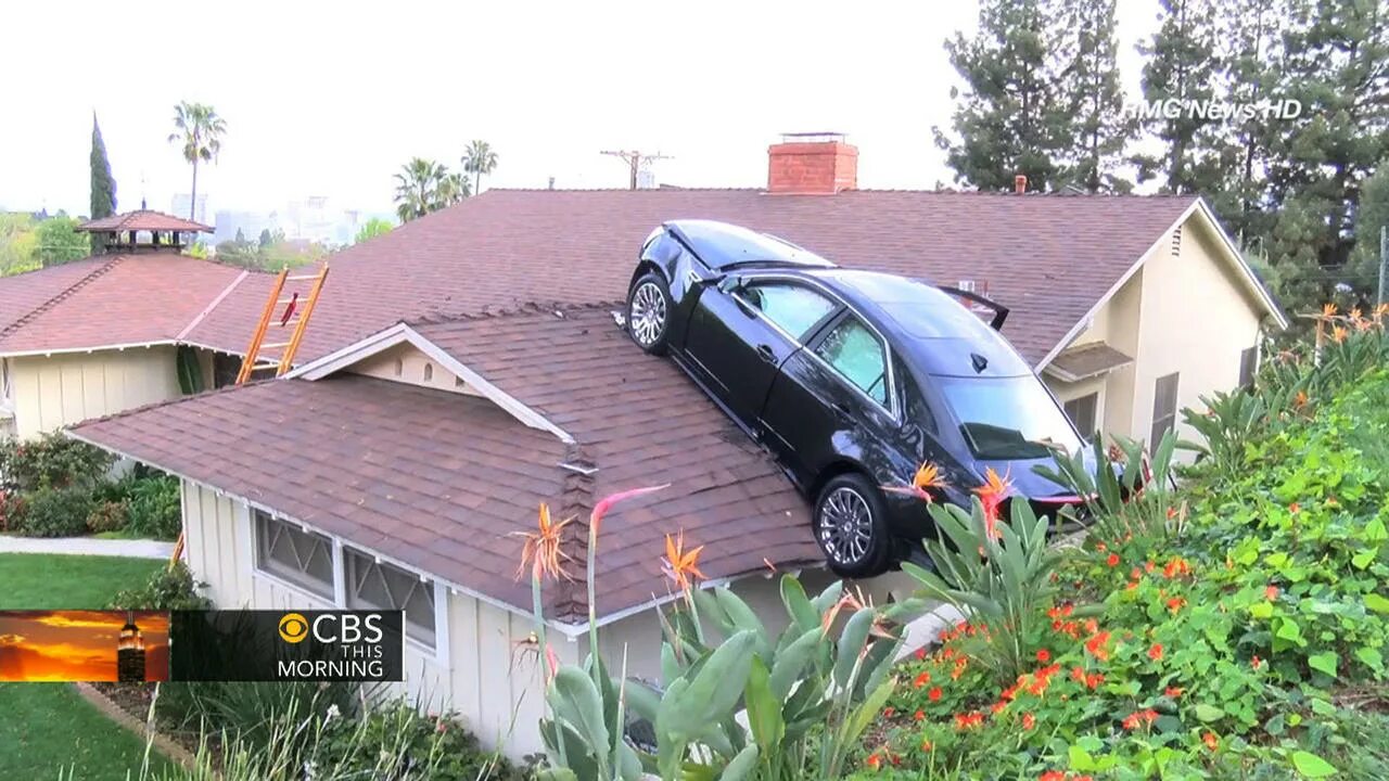 Крыша машины. Парковка перед домом. Машина на крыше гаража. Машина дом.