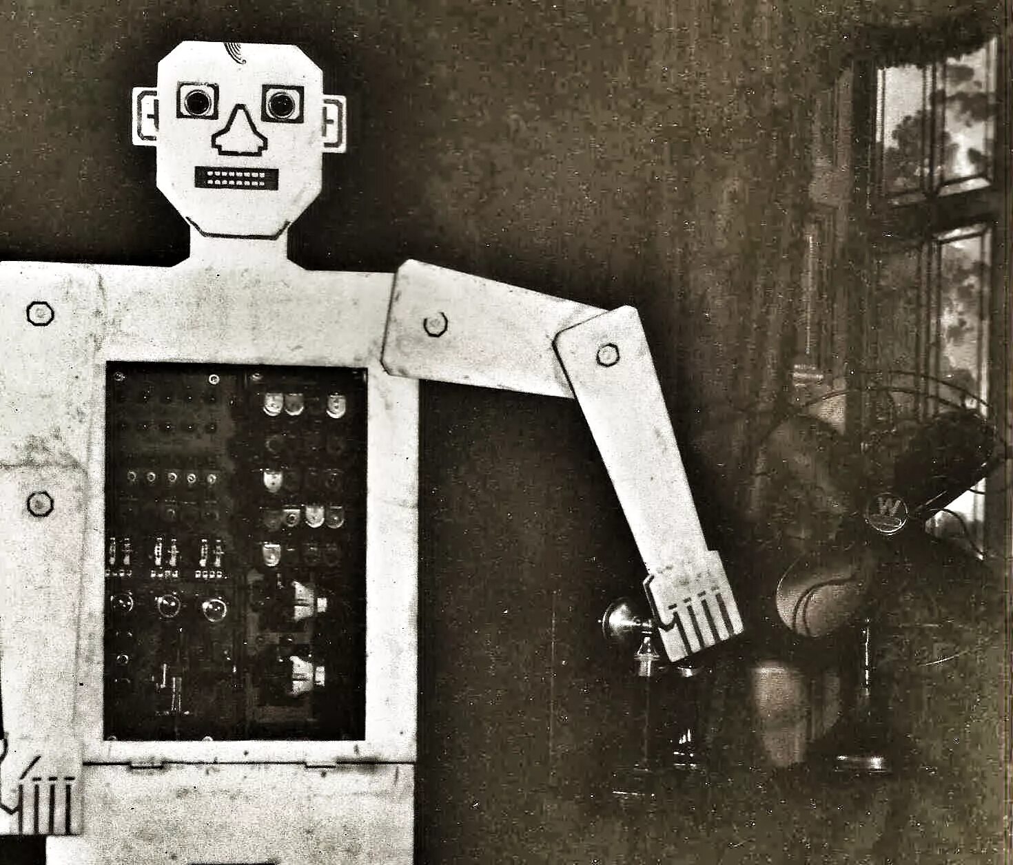 First robot. Робот Герберт Телевокс. Герберт Телевокс робот 1928. Мистер Герберт Телевокс. Инженер Рой Уэнсли.