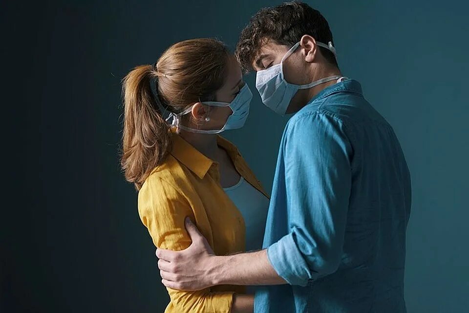 любовь во время карантина. маска любовь. дети в масках медицинских. отношения в пандемию. домашний карантин.