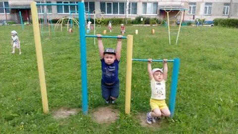 Малыши подтягиваются
