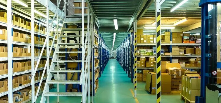 Склад телефонов в санкт петербурге. Склад телефонов в санкт петербурге. Склад оптовой торговли. Склад телефонов в санкт петербурге. Склад напитков.