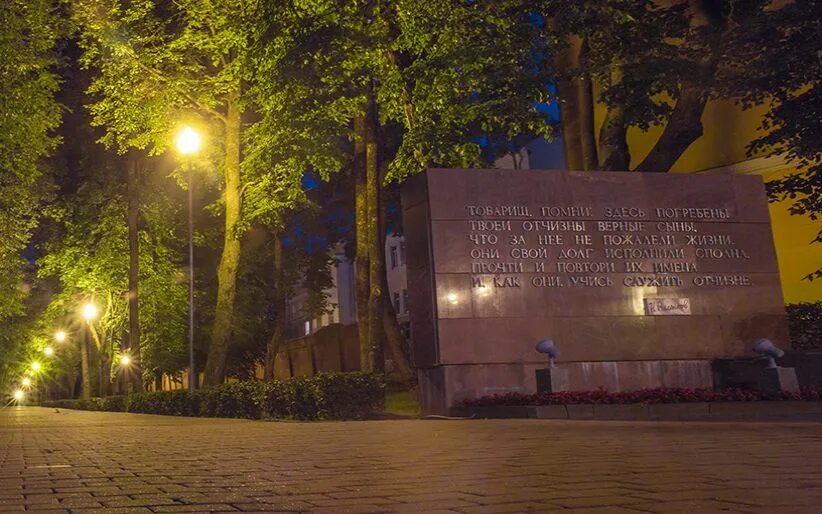 Улица Октябрьской революции (Смоленск). Улица Октябрьской революции Смоленск вечером. Ул Октябрьской революции 32 Смоленск. Памятник на Октябрьской революции Смоленск. Ул революции октябрьский район