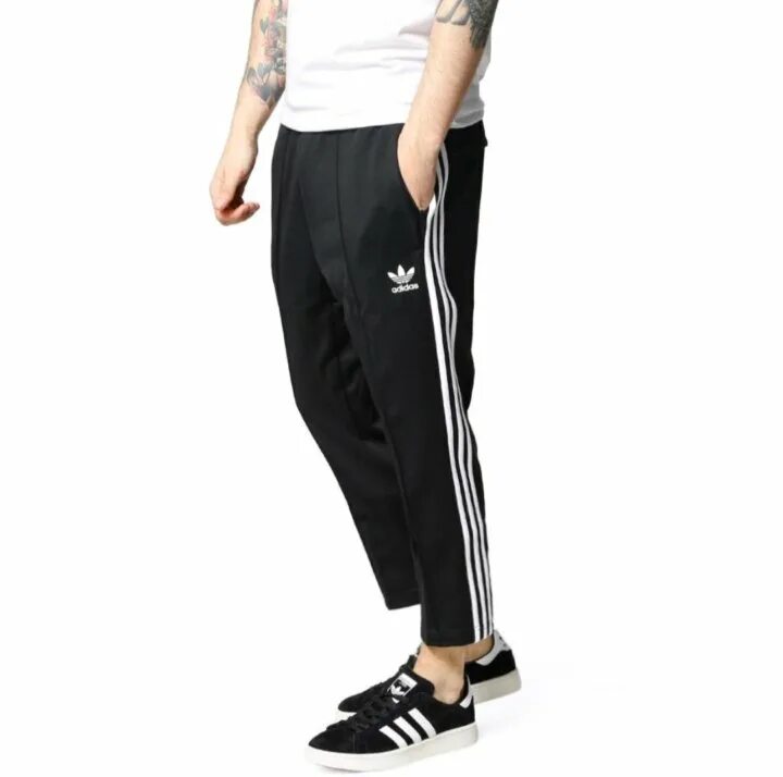 Штаны джузо адидас. Брюки адидас SST Relax Crop. Брюки adidas Originals Superstar Relaxed. Штаны PRIMEBLUE Relaxed adidas. Укороченные штаны adidas Originals.