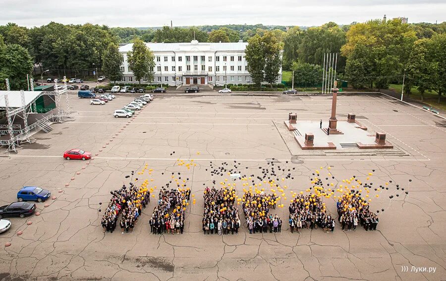 Великие Луки площадь. Площадь города Великие Луки. Пл Ленина Великие Луки. Псковская область Великие Луки площадь Ленина. Великий пл