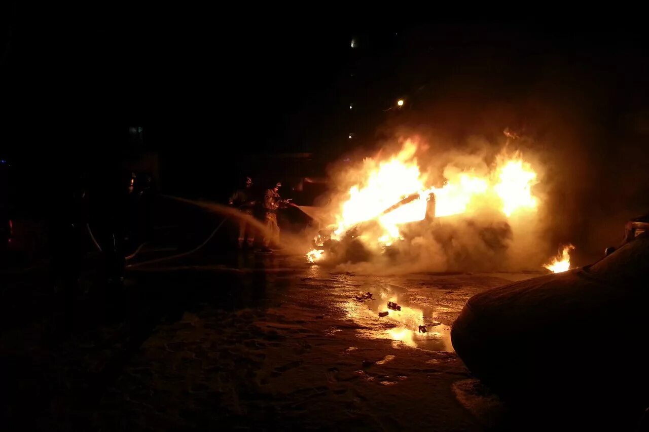 Сгорело 6 г. Металлист огонь ночь. Поджог машины в Колпино. Пожар в Колпино сегодня. 28 28 28 В огне.