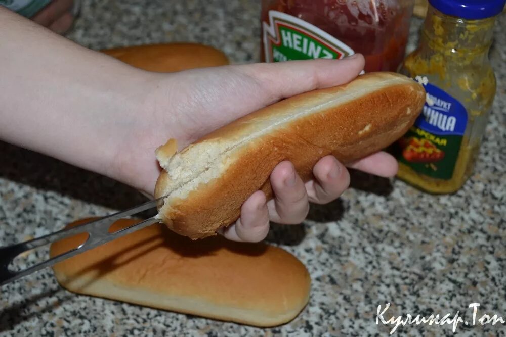 Булка разрезанная. Булочка разрезанная пополам. Булка нарезанные на белом фоне. Булочки для бутербродов. Булка разрезанная.