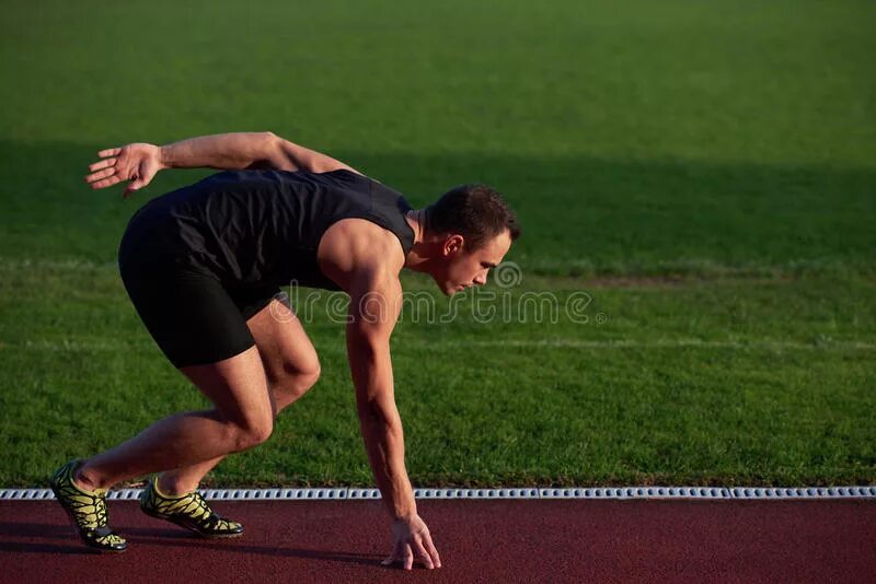Start men. Спортсмен на беговой дорожке. man in start line.
