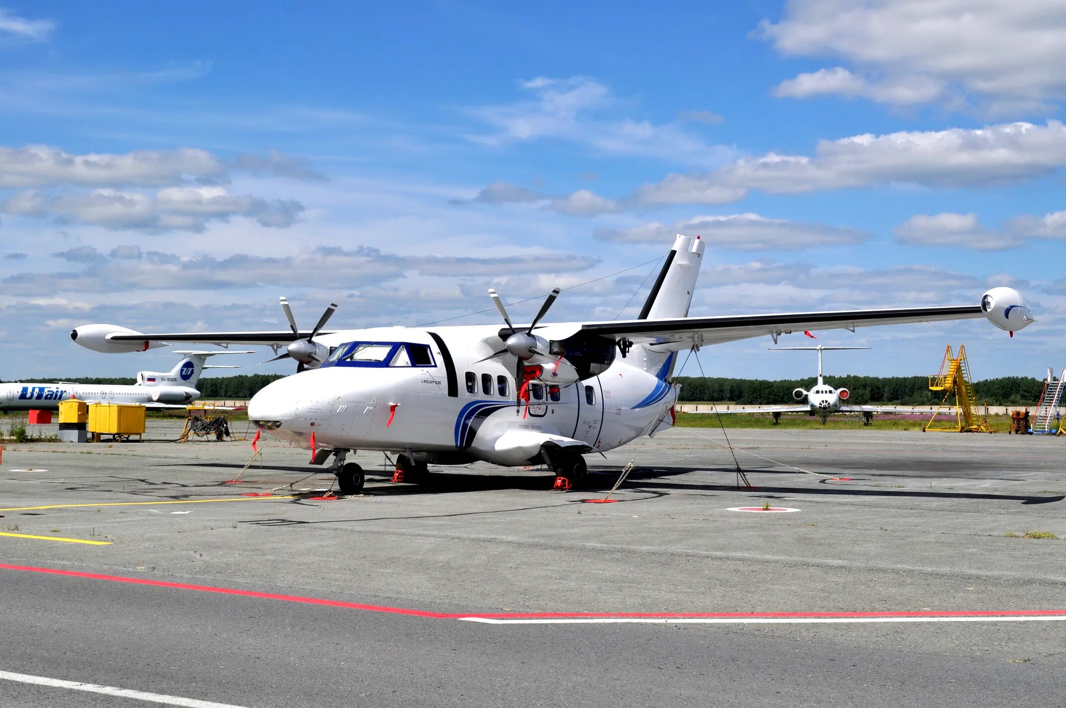 Эк 213 самолет. Л 410. l410 самолет. л-410увп-е20. l-410.