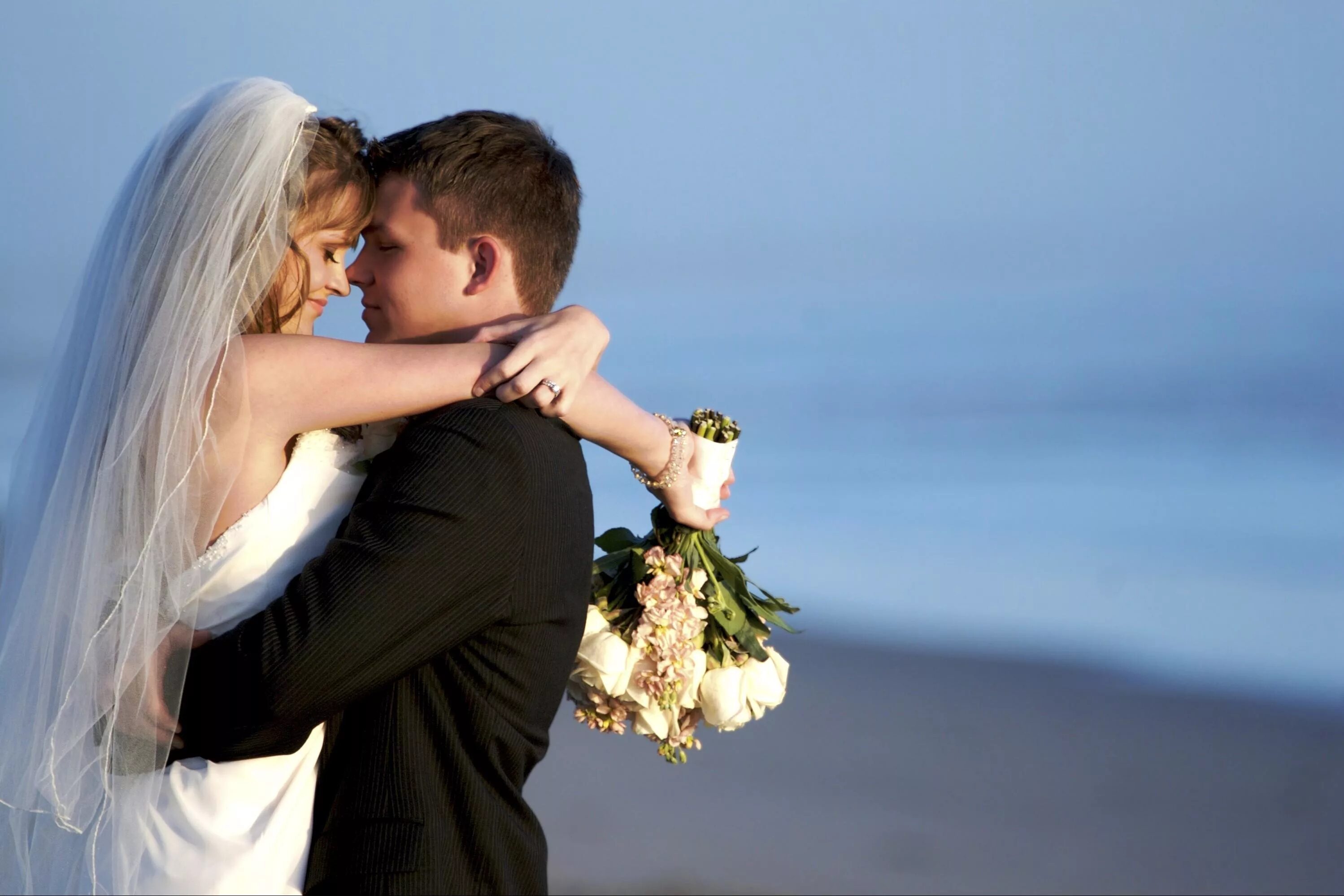 пара женилась. парень и девушка свадьба. счастливая невеста. красивая свадьба. молодожены.