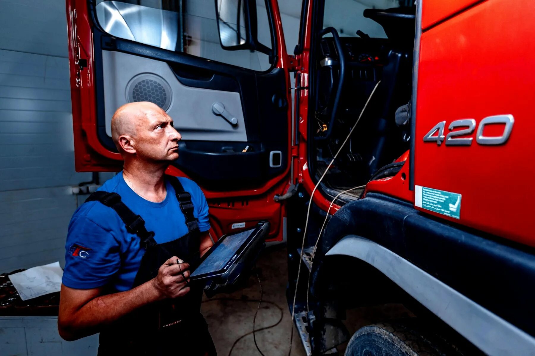 Механик профессия. Автомеханик грузовых автомобилей. Грузовой автоэлектрик. Автослесарь грузовых москва. Автослесарь грузовых москва.