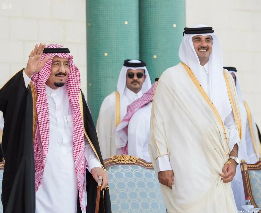 Катар арабы-катарцы. Доха Саудовская Аравия. Шейх одежда Саудовская Аравия. Белая одежда Катар. Правление в саудовской аравии