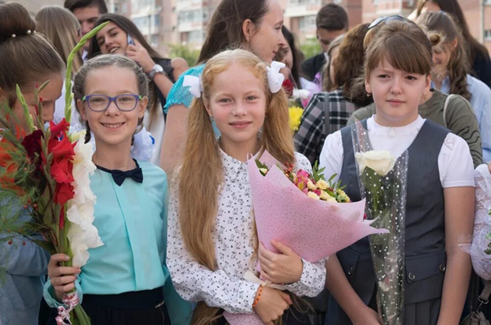 1 сентября красноярск мероприятия. Школа 63 красноярск. 1 сентября красноярск мероприятия. Класс на 1 сентября с одинаковыми цветами. 1 сентября красноярск мероприятия.