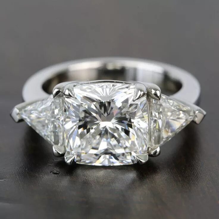 Кушон камень. 10 carat cushion diamond ring. кольцо с бриллиантом триллион. кольцо кушон. кольцо из платины с тремя бриллиантами.