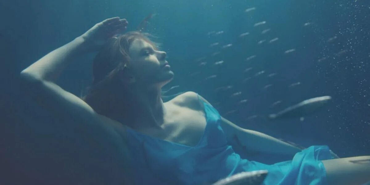 Песня мы упадем океанами. Taylor Swift в воде. Девушка в платье под водой. Девушка в платье под водой фото. Морская богиня Калипсо.