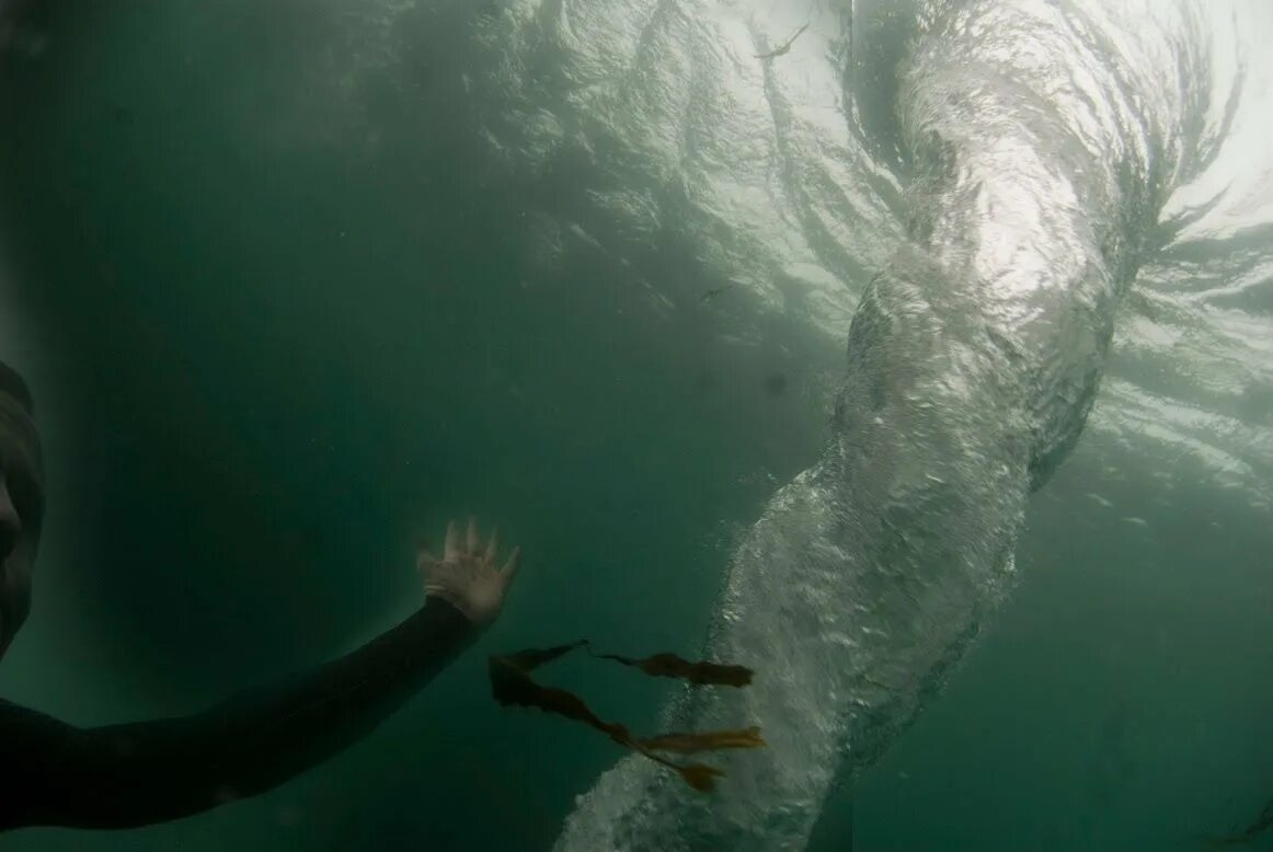 Человек водоворот. Подводный водоворот. Воронка в воде. Человек в водовороте. Человек попал в водоворот.