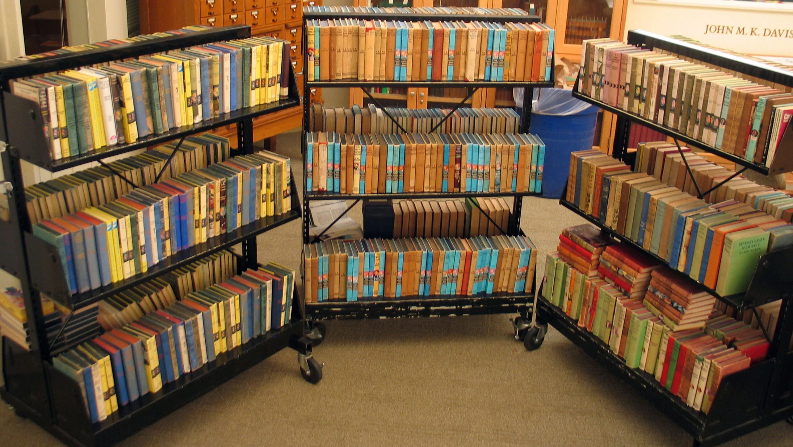 Библиофил лиговский. Библиофилы. Библиофил лиговский. Фигурка библиофила. Букинист спб.