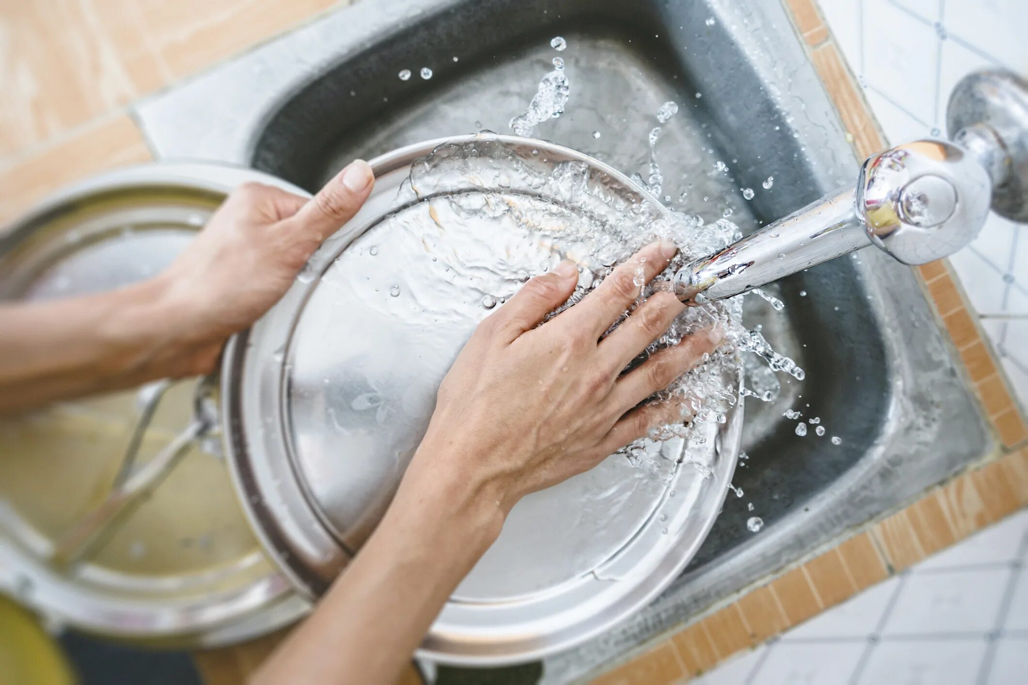 Мытье посуды. Мойка посуды. Моем посуду. Ручное мытье посуды. He to wash dishes