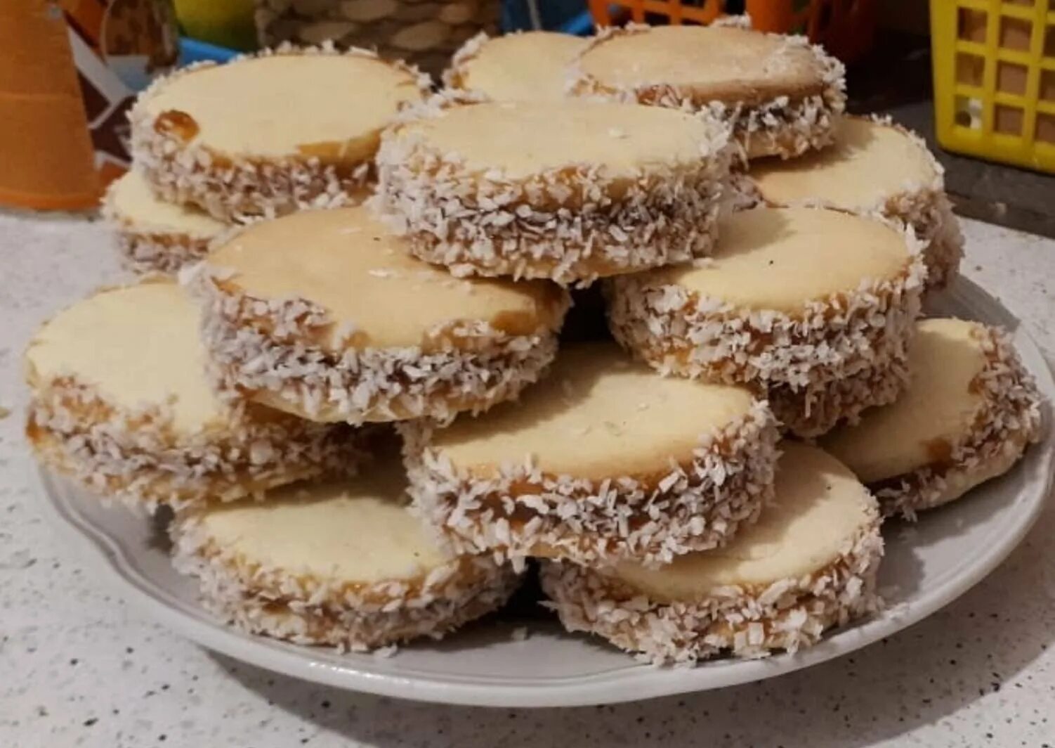 Печенье домашнее сгущенка. Печенье со сгущенкой. Песочное печенье со сгущенкой. Пирожное с орехами и сгущенкой. Печенье со сгущенкой и орехами.