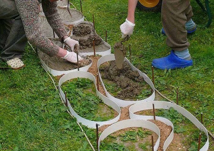 Самодельная дорожка. Садовые дорожки из бетона. Гибкая опалубка для дорожек. Опалубка для бетонной дорожки. Тропинки на даче.