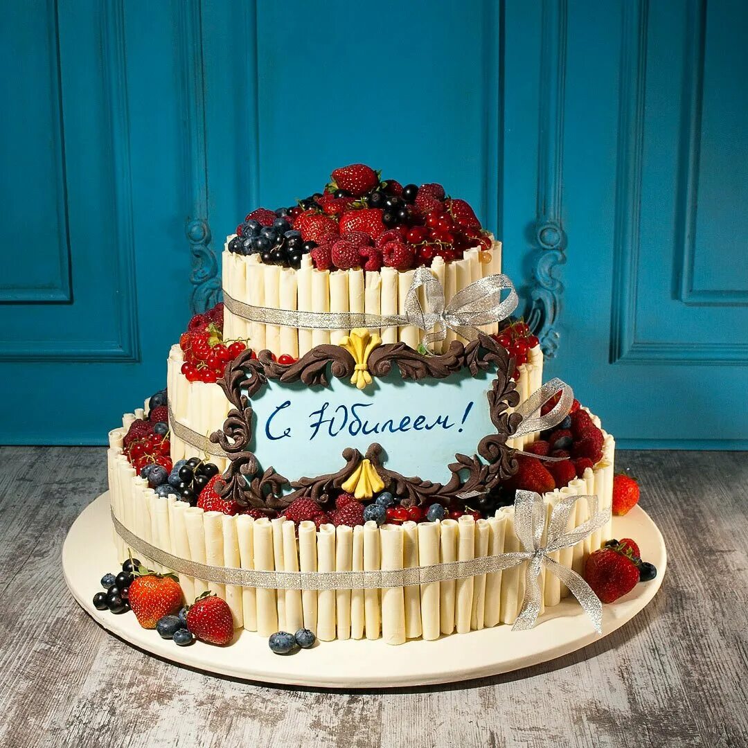 Приятным сюрпризом для всех стал огромный торт. Большой торт. Огромный торт с днем рождения. Торт с ягодами для мужчины. Гигантский торт с днем рождения.