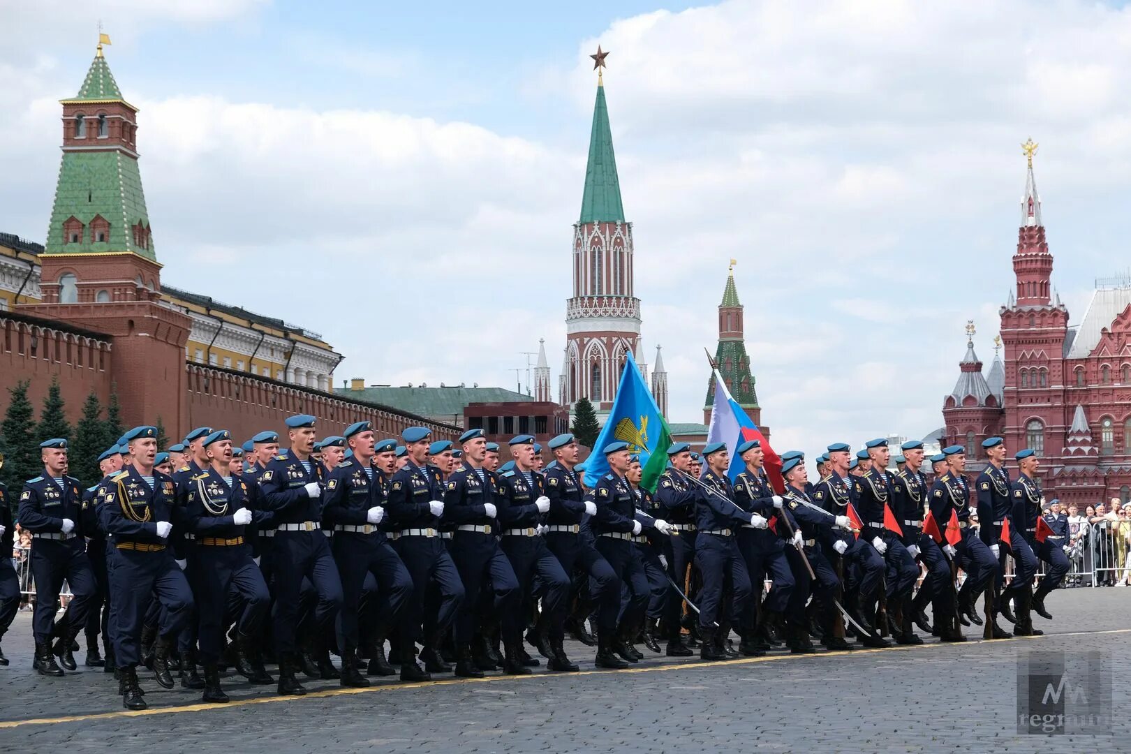 Парад 2022 в Москве. Парад ВДВ на красной площади. ВДВ на параде в Москве. Парад на красной площади десантники.