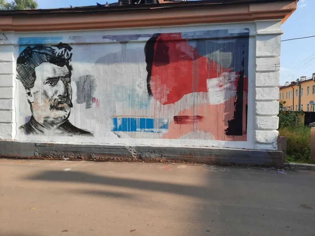 Граффити в смоленске. Смоленск граффити потемкин. Смоленск юрий гагарин граффити. Граффити город. Айзек азимов смоленск граффити.