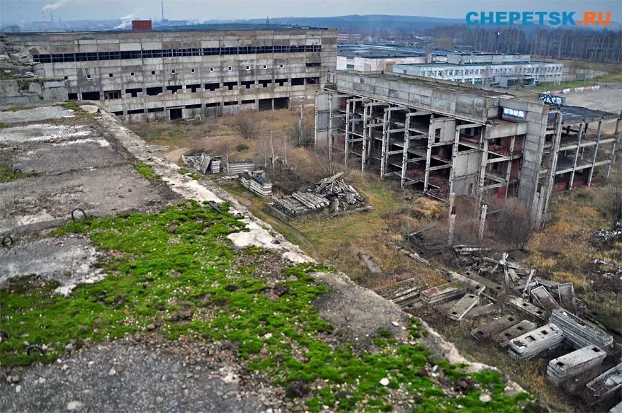 Заброшенные заводы в Росси. Заброшенные заводы СССР. Заброшенный недостроенный завод СССР. Заброшенные здания Кирово Чепецк. Разрушенная промышленность