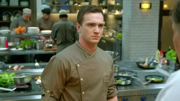 Кухня 4 сезон ивлев. Смотрю кухню 5 серию. Кухня 5 сезон 9 серия. Кухня сериал 1 сезон 1 серия. Вика и макс кухня 1 сезон.