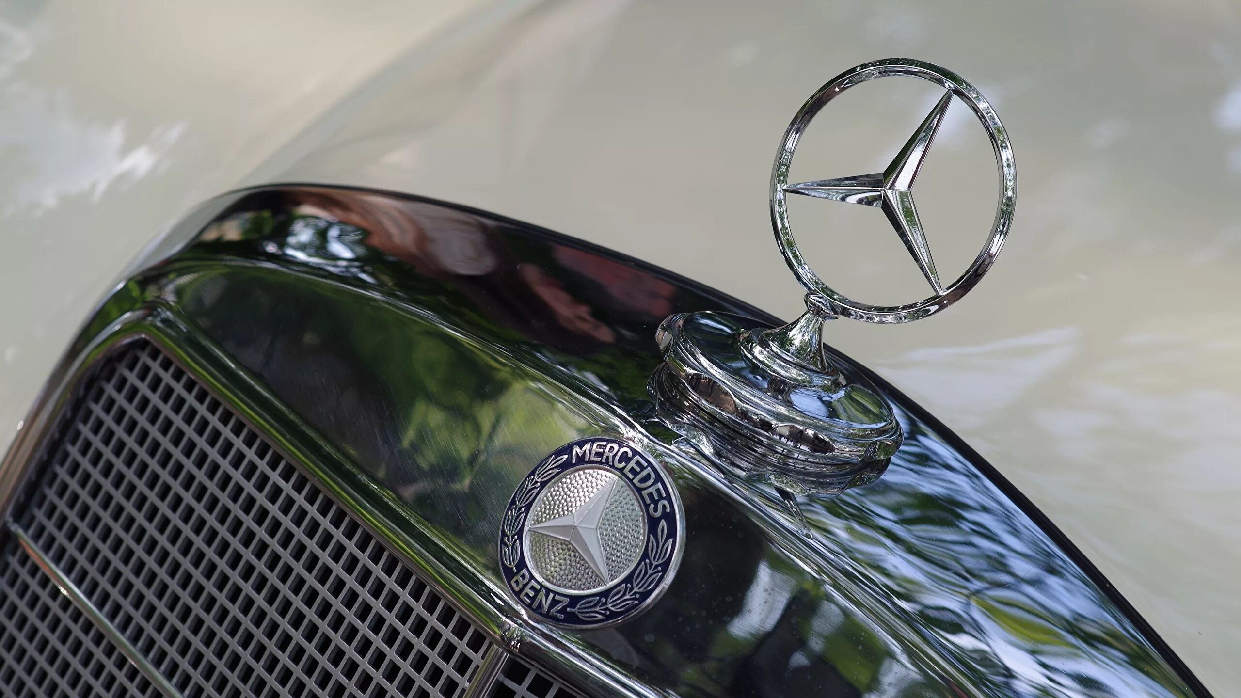 Значок на капоте. Марка Мерседес. Мерседес Benz Emblem. Мерседес Бенц со значком на капоте. Комплектация Авангард значок Мерседес w210.