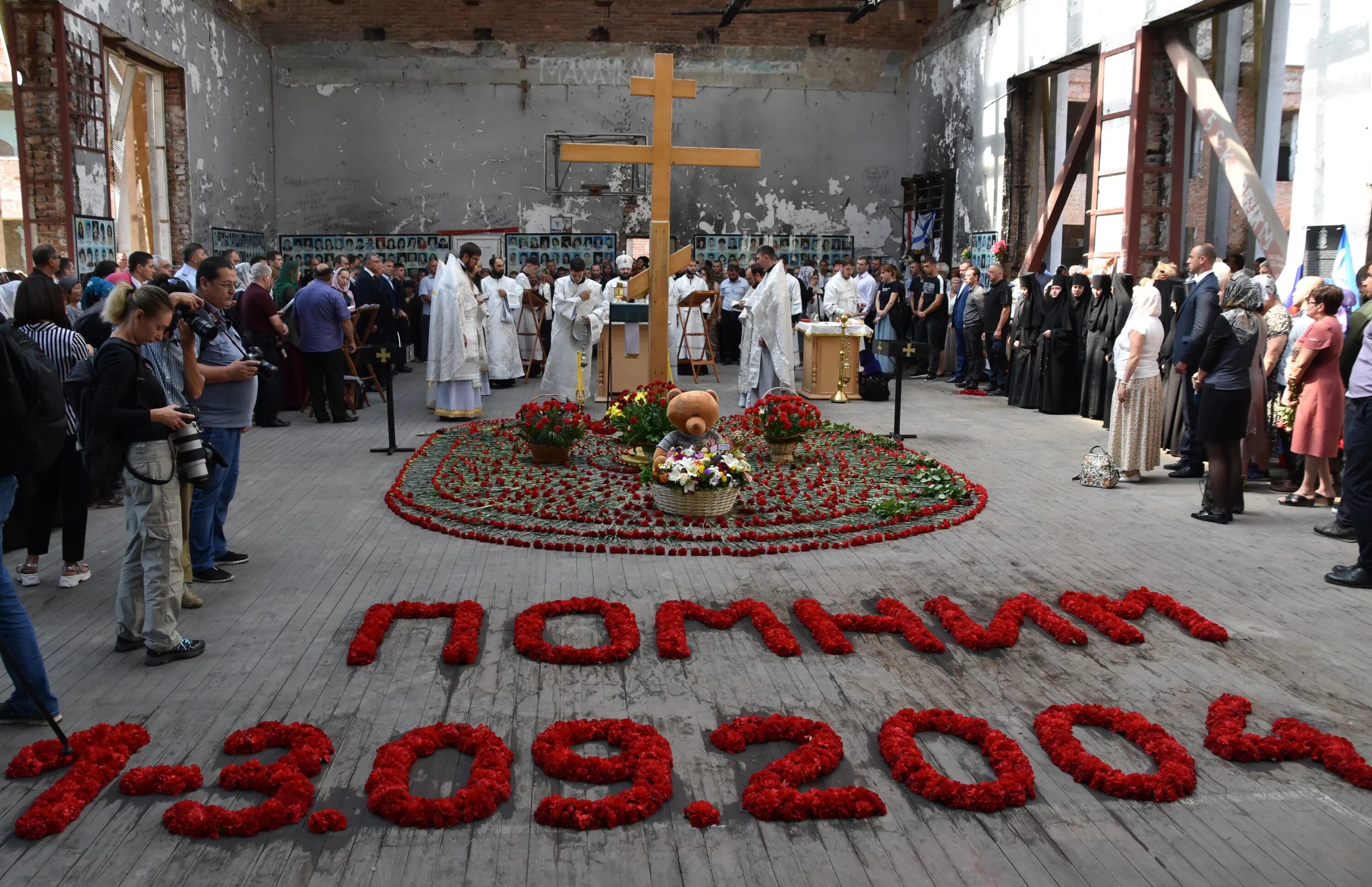 2004 года школа 1 беслан. Северная Осетия Беслан 1 сентября. 3 Сентября 2004 город Беслан. Беслан 3 сентября 2004 штурм.