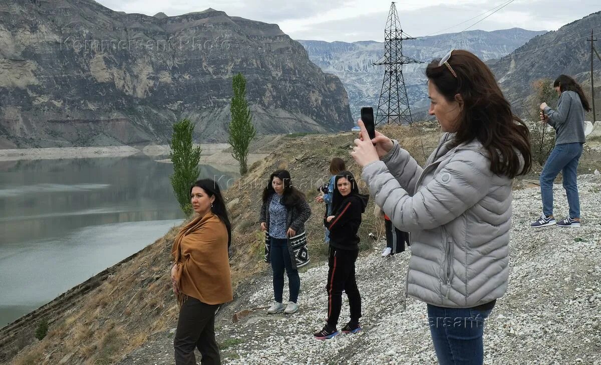 Каньон в дагестане сулакский экскурсия. Одежда в дагестане для девушек туристов. Девушки туристы в дагестане. Горы дагестана сулакский каньон. Дербент туристы.