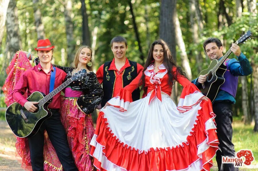 Программа на тлс про цыган. Народные костюмы танцев цыган. Приложение цыган. Приглашение на вечеринку в цыганском стиле. Певицы цыганки в шоу бизнесе.