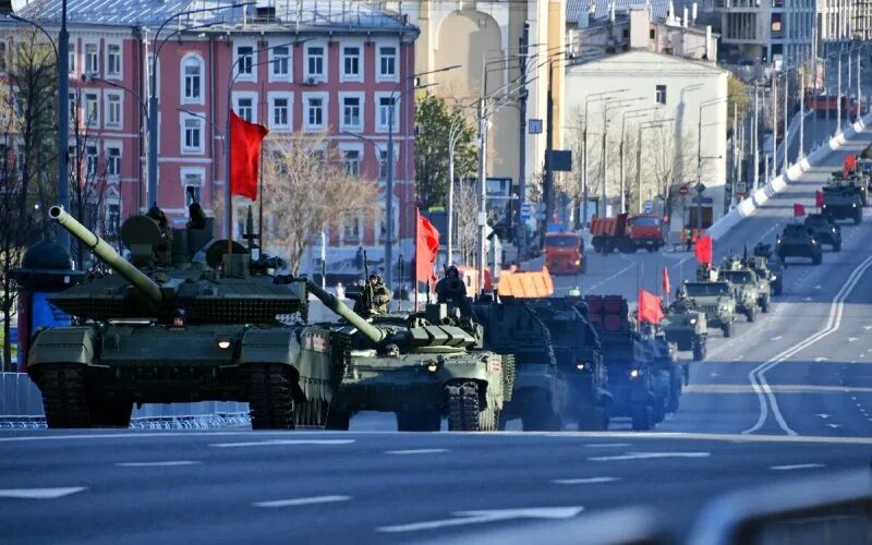 Генеральную репетицию парада победы. Генеральная репетиция парада 2025 в москве. ночная репетиция парада 2025 в москве. парад победы 2025 в москве техника. парад техники в москве.