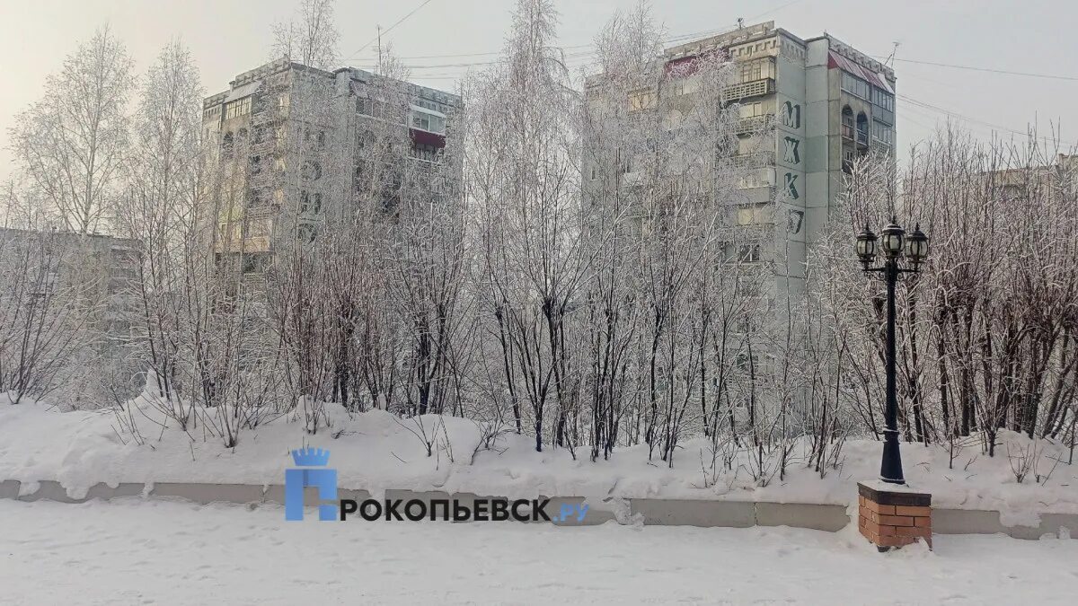 Небольшой снег. Прокопьевск летом снег. Снег в воздухе. Снежный ураган.