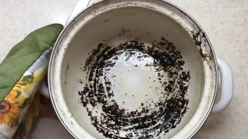 Пригорела эмалированная кастрюля как отмыть. Порошок для очистки посуды от нагара. Очистка кастрюль порошок. Кофейная Гуща для чистки кастрюль. Отмываем кастрюлю порошком Гринвей.