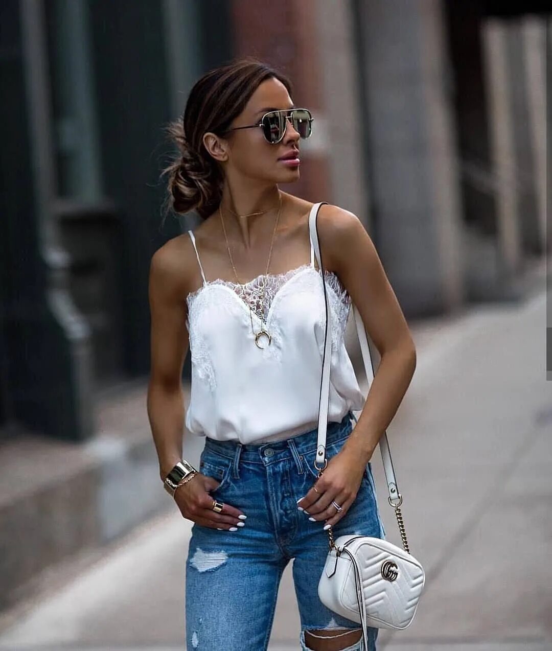 образы с шелковой майкой. майка топ женская. летний топ. модные топы на лето. кофточки модные для девушек.