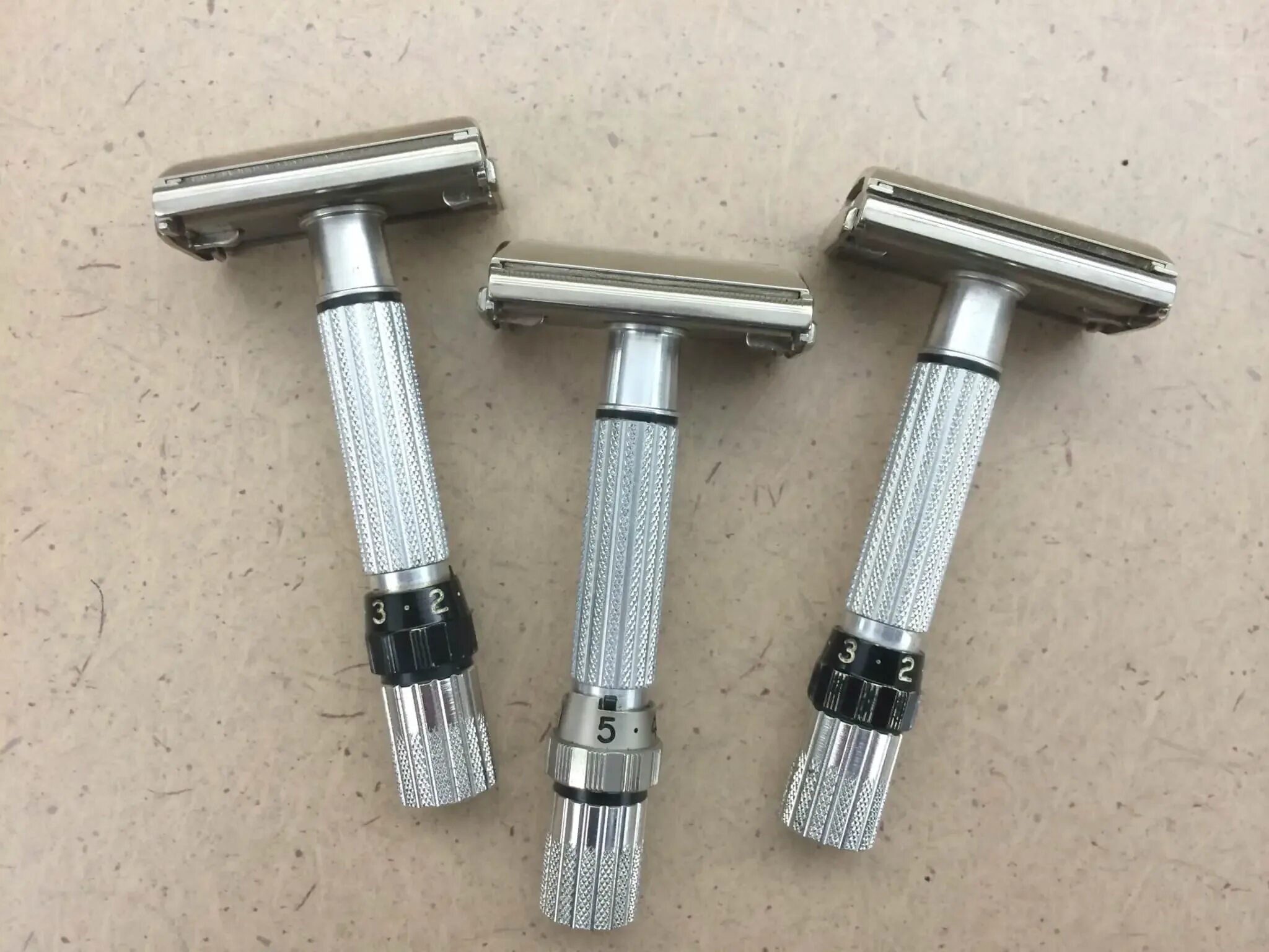 Т образный станок старт. Т-образная бритва gillette. бритва мосштамп т-образная. gillette т образный станок 2019 года. т образная бритва с деревянной ручкой.