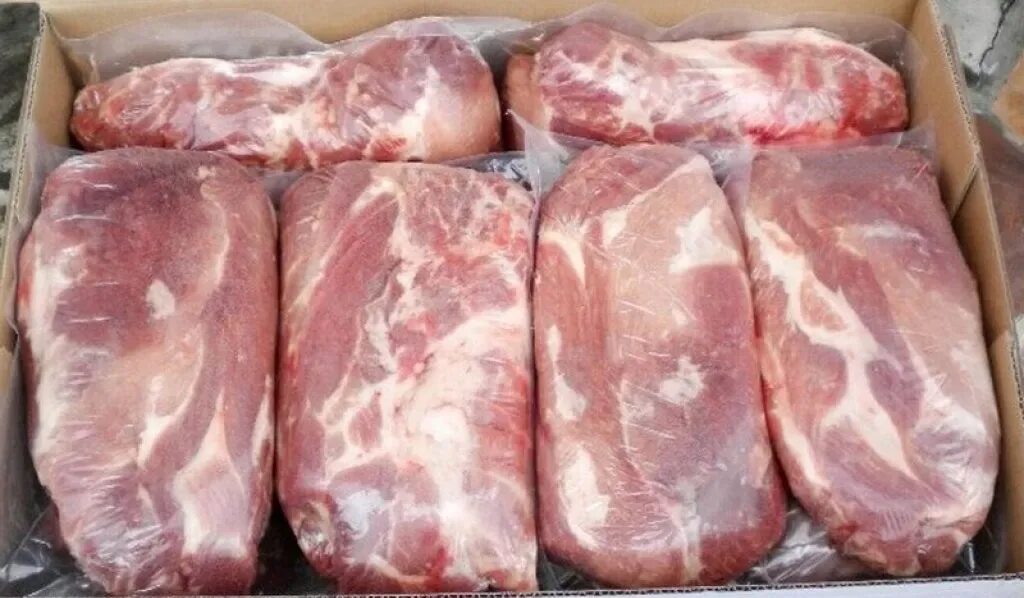 Замороженное мясо свинины. Свинина шея. Мясо в коробке.