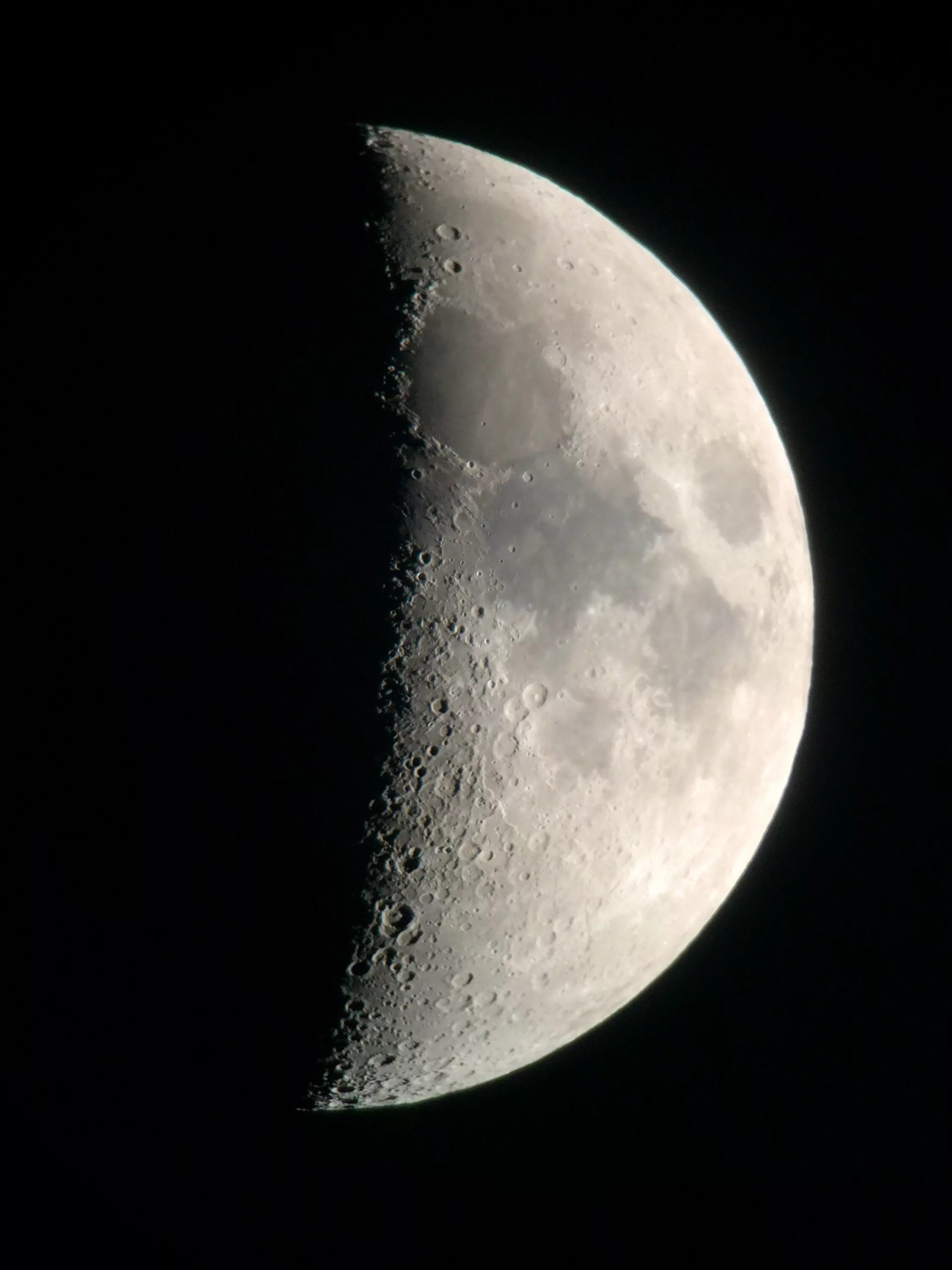 Снимки луны на айфон. Луна на фотоаппарат. Луна айфон. Полнолуние в индии. Луна снятая на айфон.