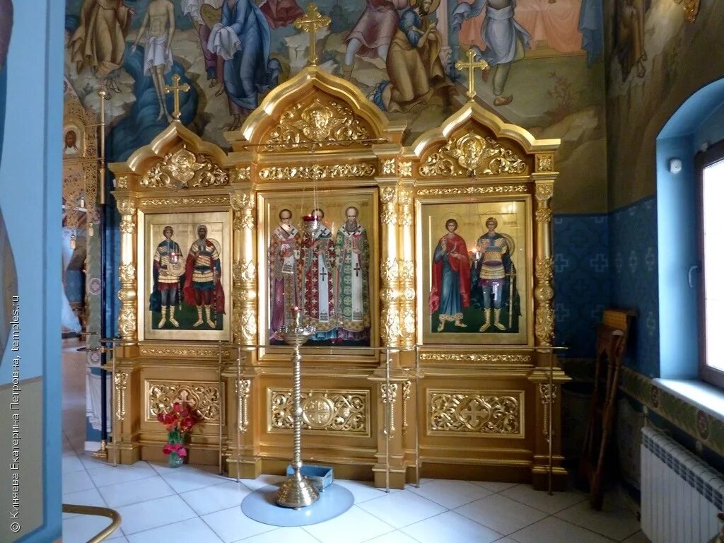 Священники прс. Троицкий собор псков казанский предел. Иконостас троицкого собора ипатьевского монастыря. Собор троицы живоначальной в саратове иконы. Иконы богородицы троицкого собора псков.