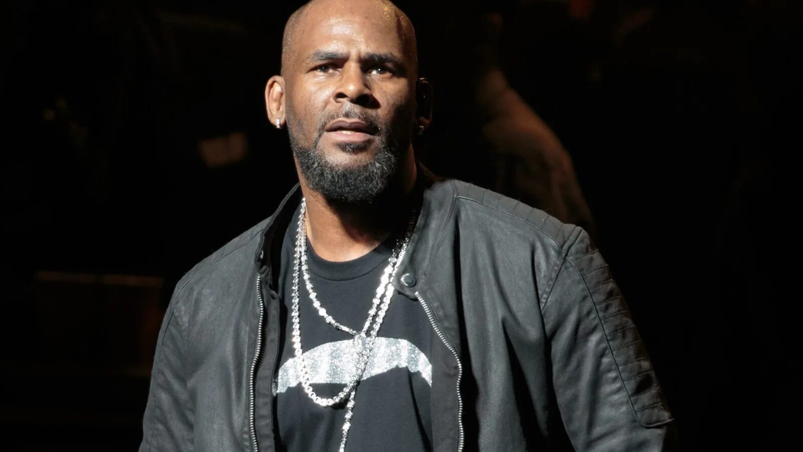 Репера посадили на гантелю. Эрл симмонс 2021. Рэперов сейчас сажают в тюрьму. Мал рэпер. Kelly 2022.