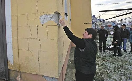 строятся новые дома сыплющаяся. мастер штукатур. в китае упал 13 этажный дом. строятся новые дома сыплющаяся. разрушение кирпичной кладки стен.